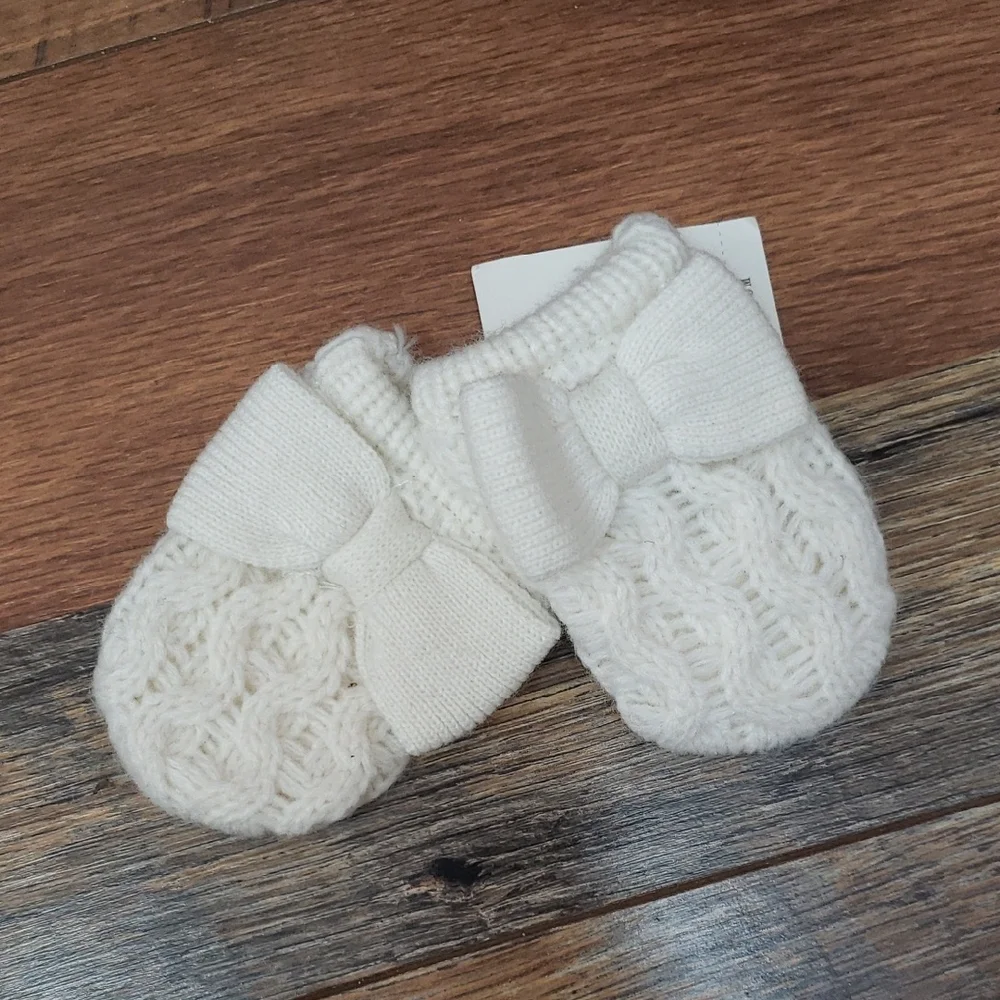 NWT Janie and Jack White Cable Knit Bow Mittens, Size 0-6 Months